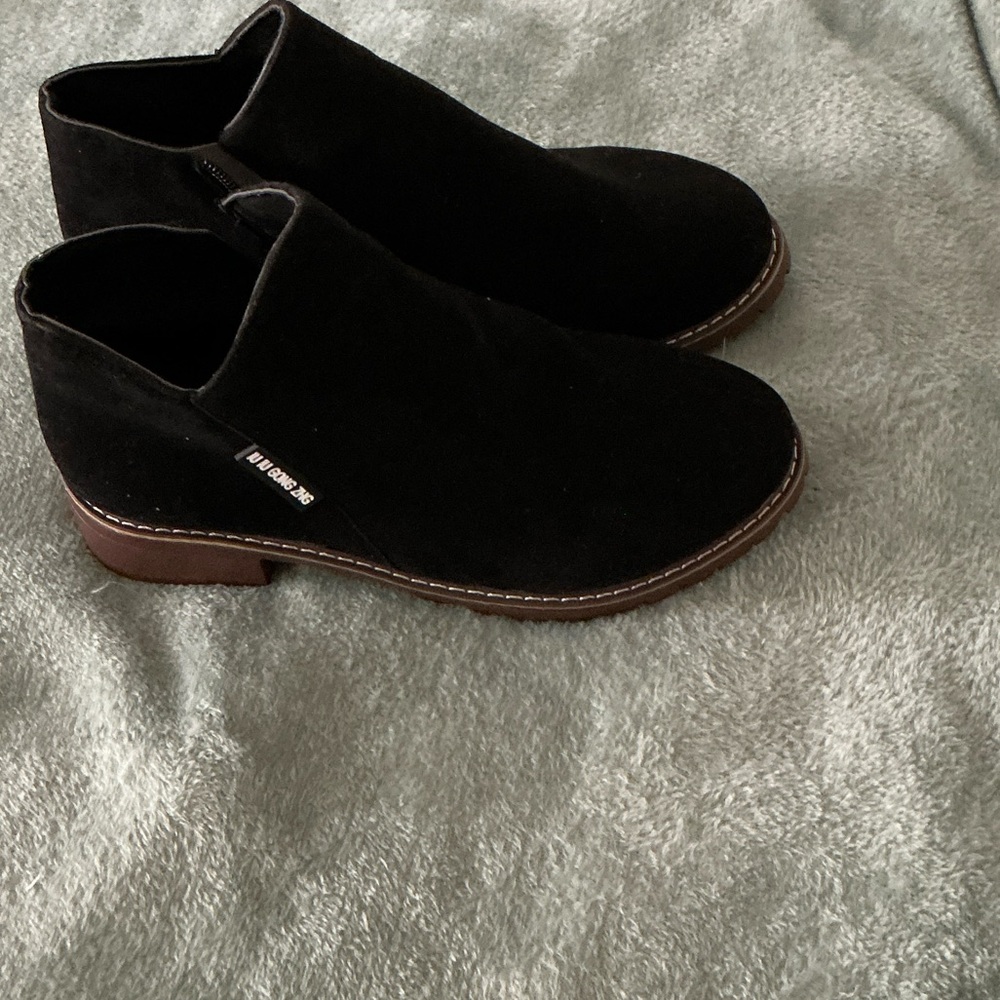 IU IU GONG ZHG women’s black suede booties. Like new. Size 42 equates to 11